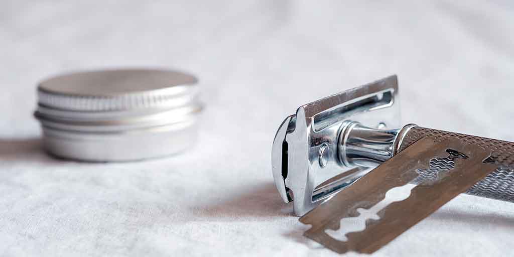 Using a Double Edge Safety razor for grooming men's shoulder and back hair
